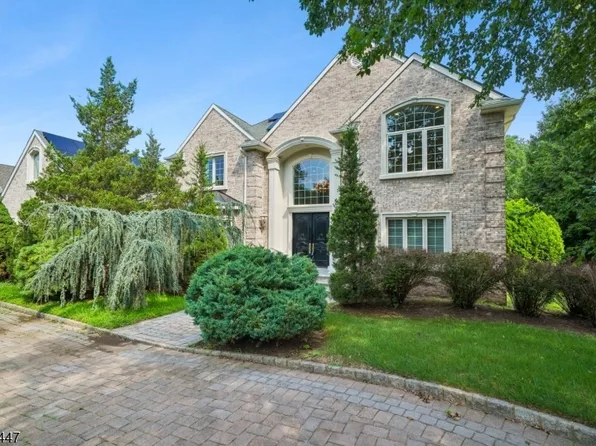 4 Centennial Ct, Totowa Boro, NJ 07512