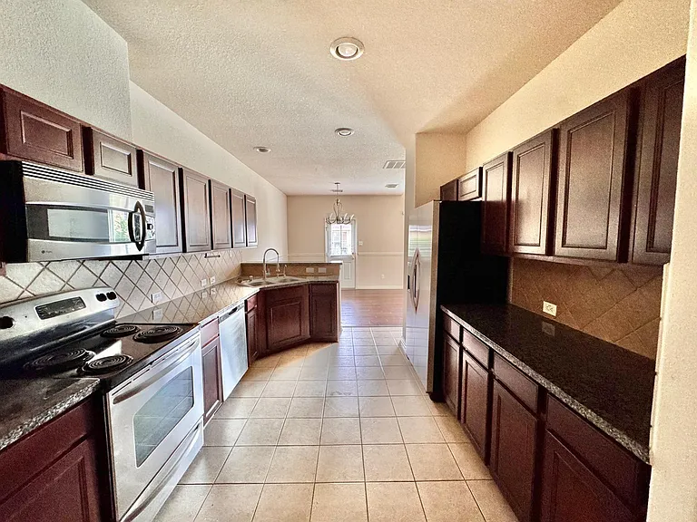 3947 Calgary Cir — Photo 10