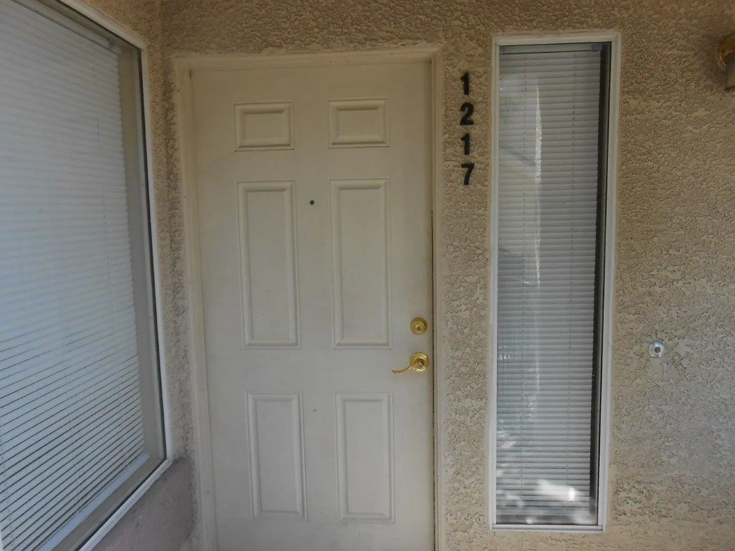 Spacious 2 Bedroom Condo in Gated Community — Photo 2