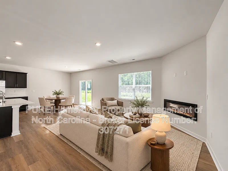 4 bed, 2.5 bath, 1927 sqft, $2,125 — Photo 2