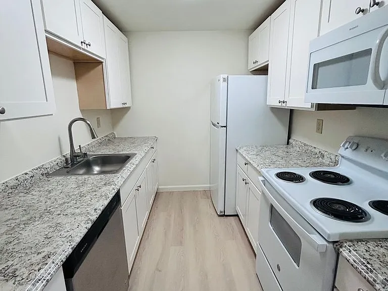 690 NW Atalanta Way #E104 — Photo 3
