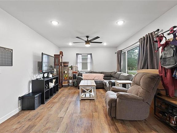 4th image of 210 Goode Ave