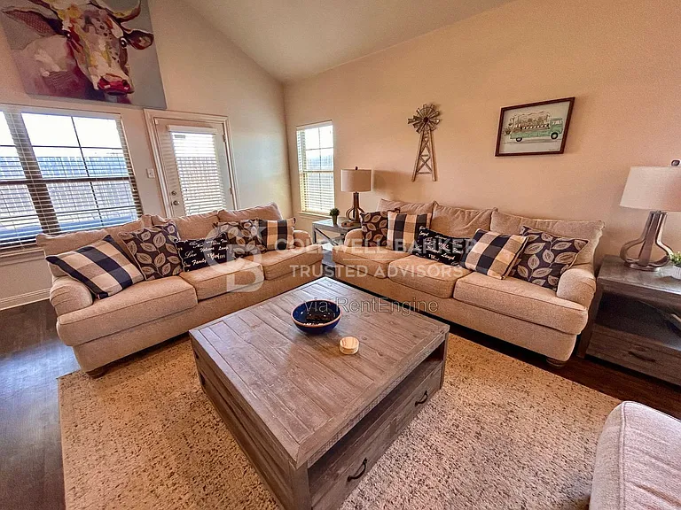 10317 Vernon Dr — Photo 4