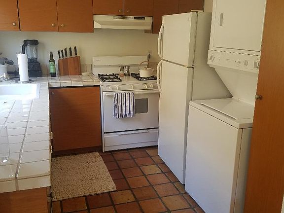 4th image of 609 Venezia Ave
