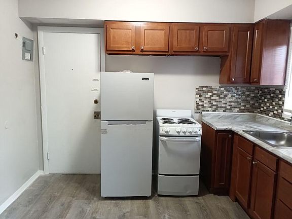 3rd image of 18923 Hilliard Blvd #D