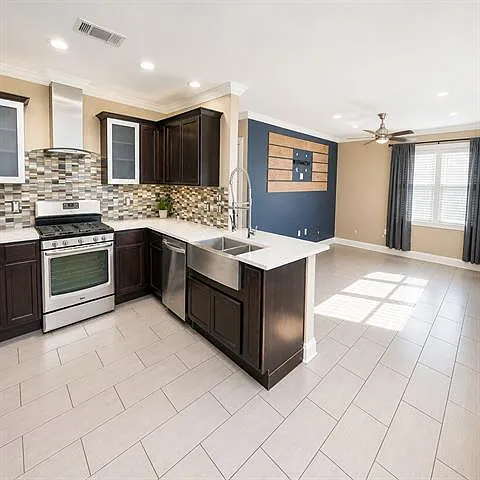3 bed, 1.5 bath, 910 sqft, $1,900 — Photo 3