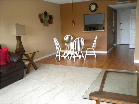 3rd image of 200 Lakeview Dr APT 302