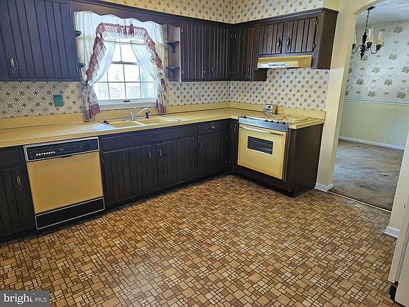 4th image of 5078 Laura Dr