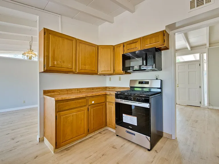 3049 Harding Ave — Photo 11