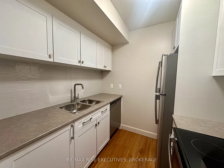 1020 Pembridge Cres #301 — Photo 4