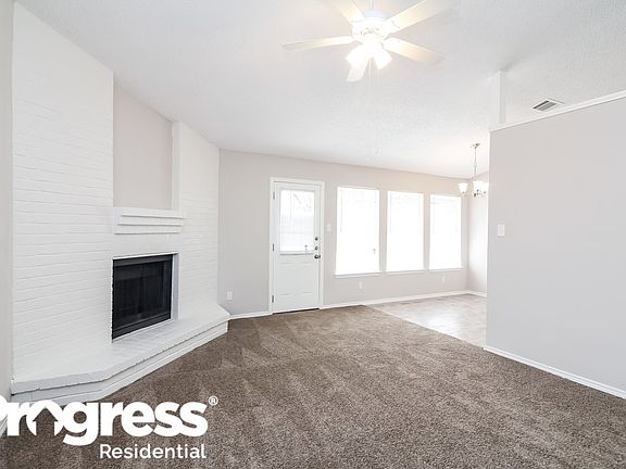 2nd image of 814 Foxridge Dr