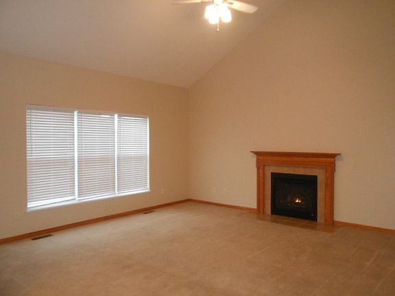 3rd image of 207 Fox Glen Dr W