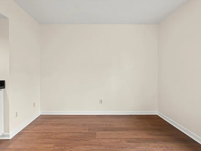 3555 Londonderry Ln — Photo 10