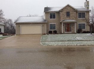 220 Royal Ridge Dr, Oconomowoc, WI 53066