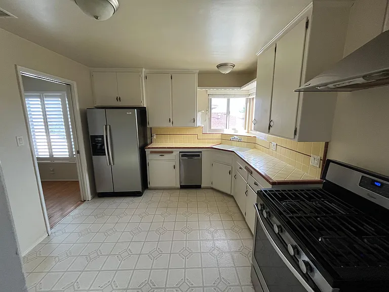 1133 W Crestwood Ave — Photo 6