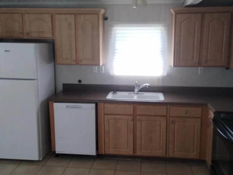 143 SE Laurence Ct — Photo 3