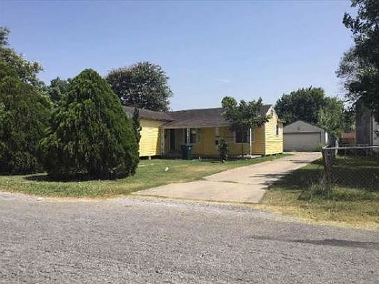 1st image of 225 W Vanderbilt Dr