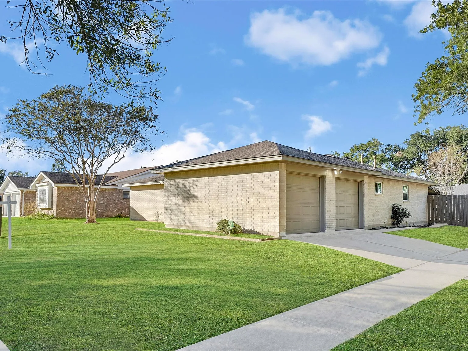 3 bed, 2.0 bath, 1649 sqft, $2,200 — Photo 3