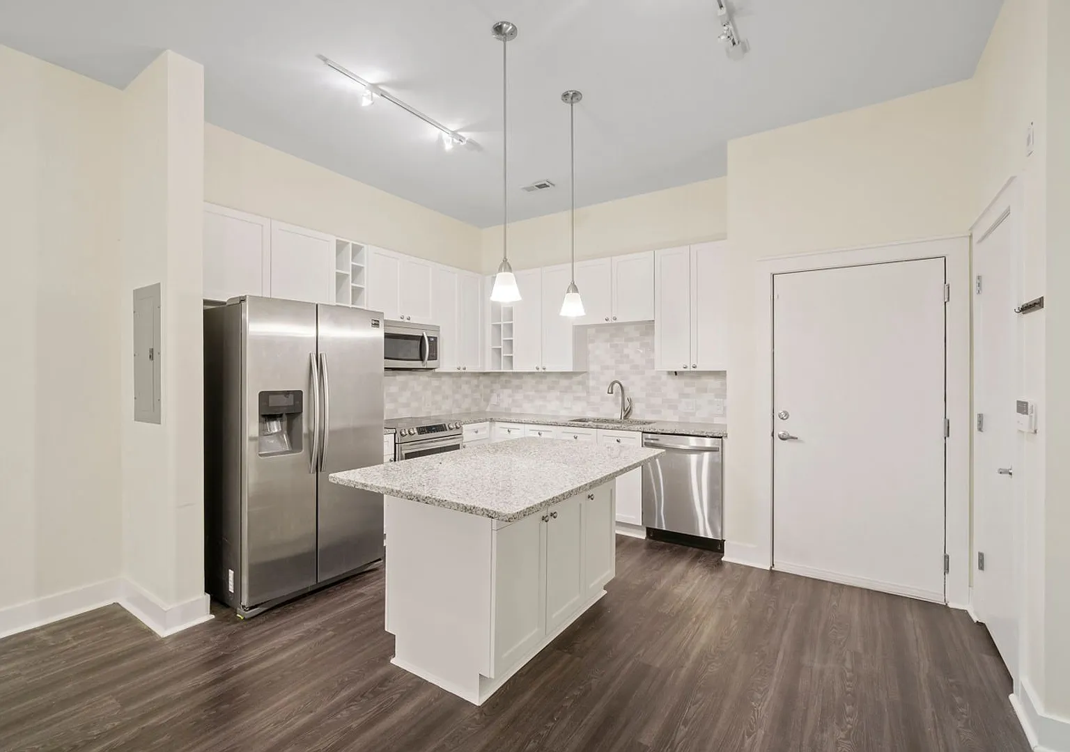 Modern 1BR/1BA in First Ward Walk to Parks, Dining & Entertainment — Photo 4