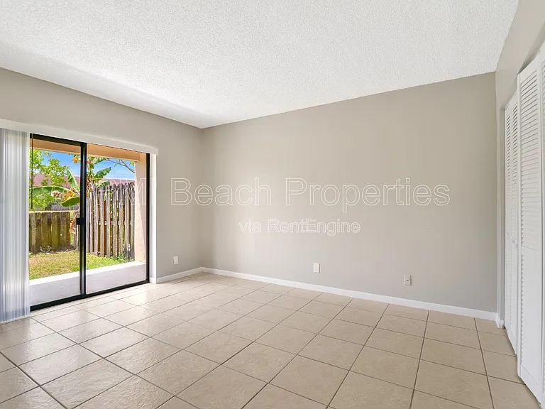 400 Nottingham Cir #D — Photo 11