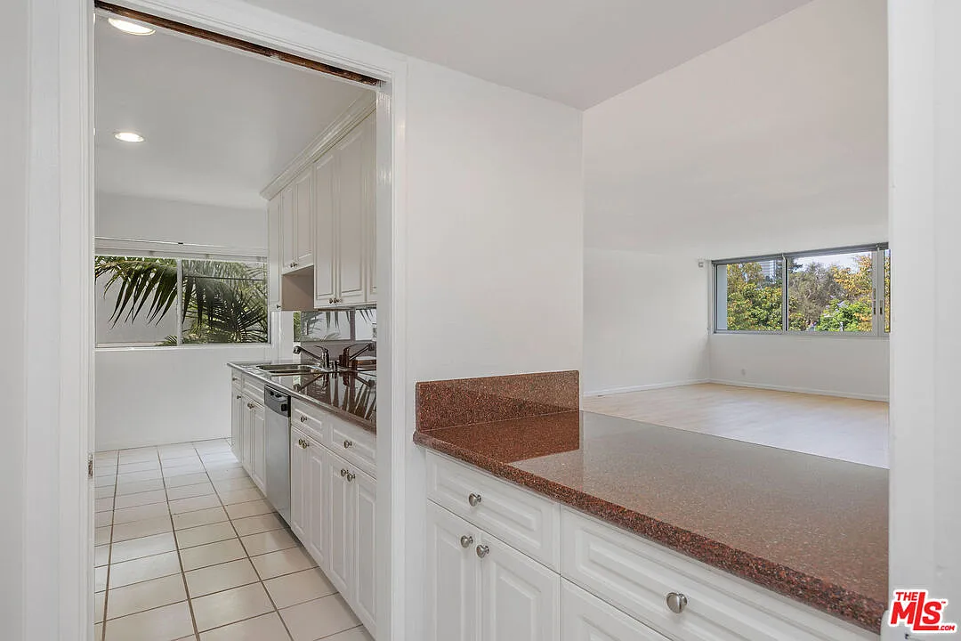 2 bed, 2.0 bath, 1800 sqft, $5,295 — Photo 4