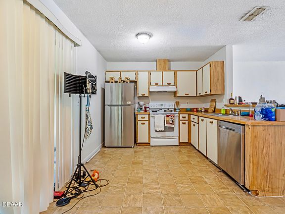5th image of 188 W Sandalwood Ct