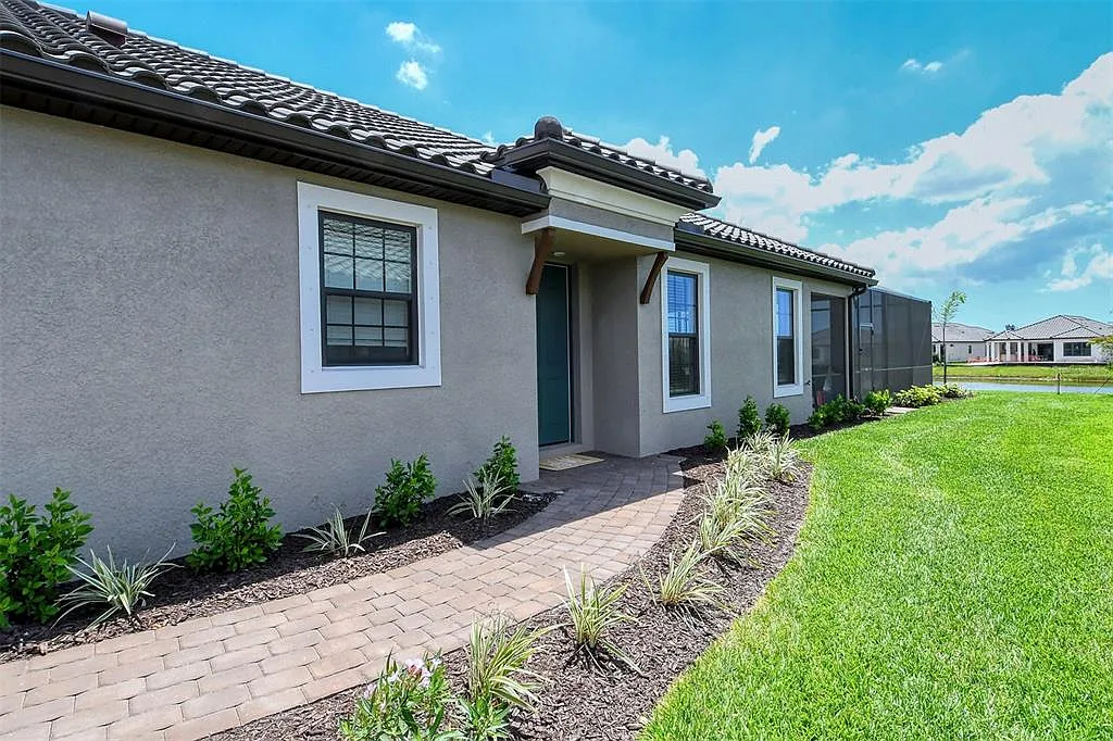 3 bed, 2.0 bath, 1920 sqft, $12,000 — Photo 3
