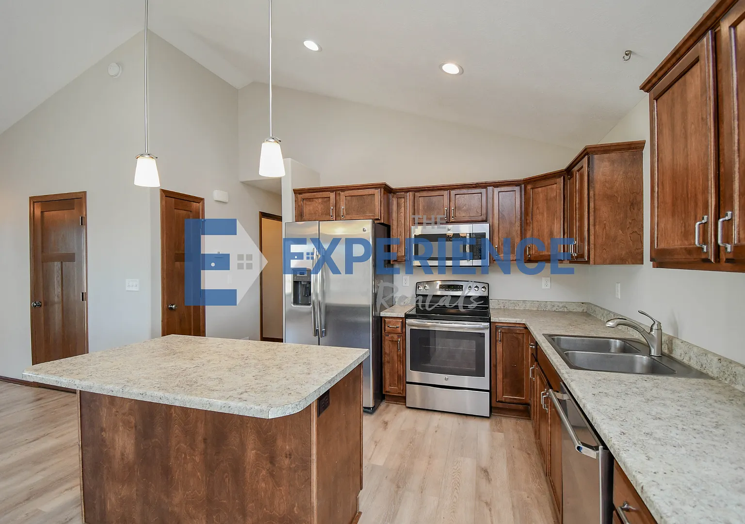 Open Floor Plan - 4 Bedroom, 3 Bath, Triple Garage! — Photo 4