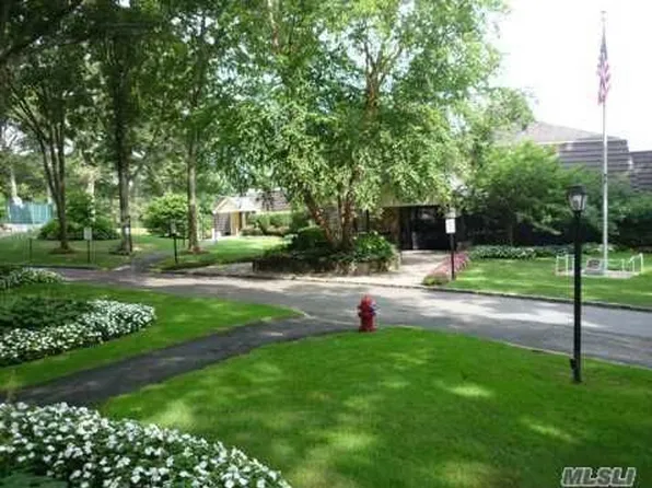 192 Skyline Dr, Coram, NY 11727