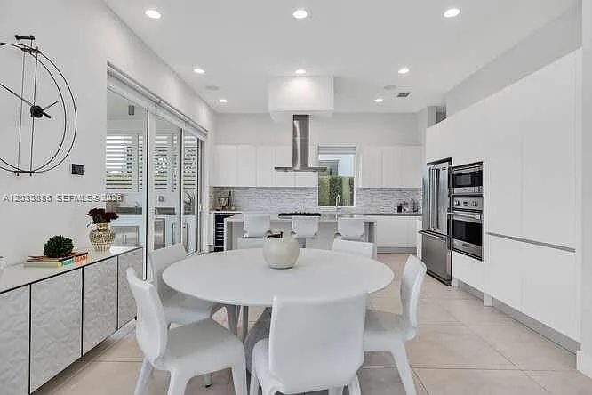 5 bed, 5.5 bath, 4627 sqft, $12,497 — Photo 4