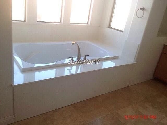Luxurious master bath tub