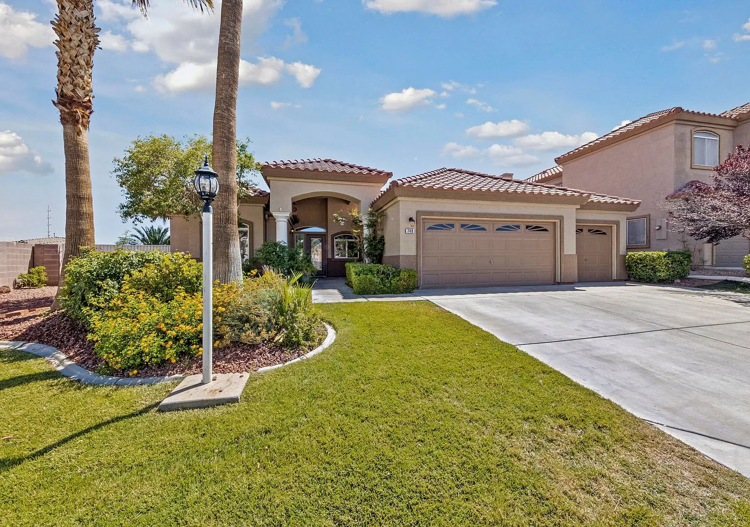 4 Bedroom 2 Bath Home Gated W/Pool & Spa R/V Parking — Photo 2