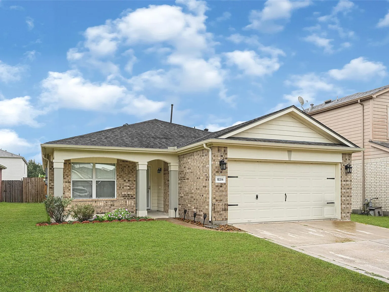 3 bed, 2.0 bath, 1450 sqft, $2,000 — Photo 1