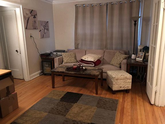 2nd image of 915 W Oakdale Ave APT G1