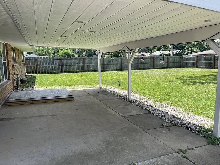1377 S Maple Ave — Photo 19