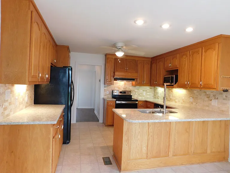 210 Ainsley Rd — Photo 2