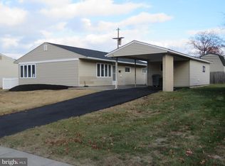76 Thorny Apple Ln, Levittown, PA 19054