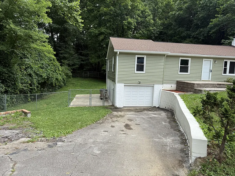 705 White Oak Dr — Photo 2