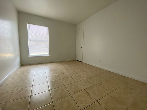 4th image of 4692 Golfview Blvd