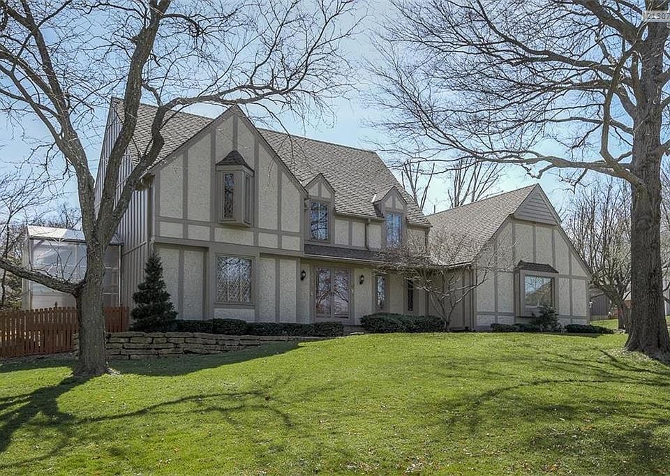 FRONT OF HOME, SIDE ENTRY GARAGE, GREENHOUSE ON EAST SIDE