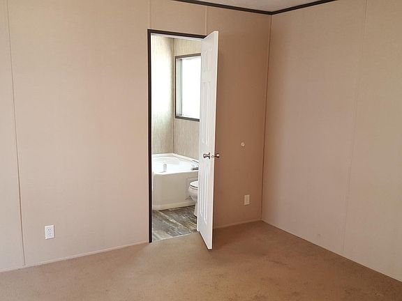 Master Bedroom - Entry to Master Bath