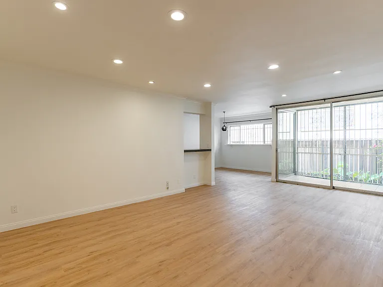 1539 N Laurel Ave #103 — Photo 20