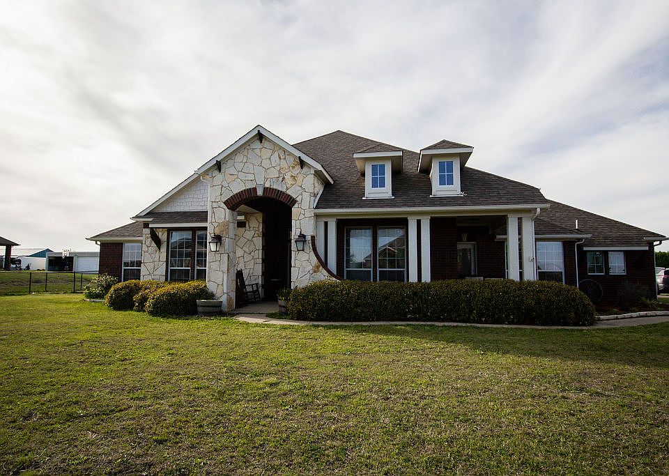 1st image of 664 Alexander Ln