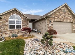 6926 Old Pine Ln, Maumee, OH 43537