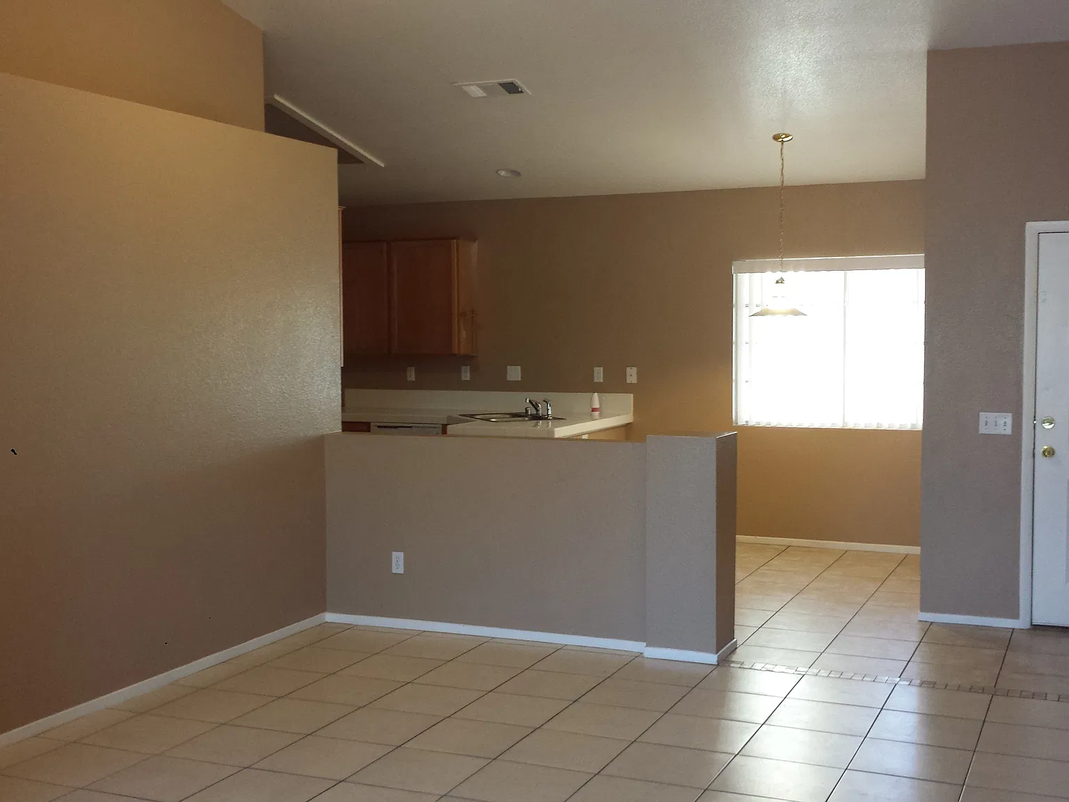 4 bed, 1374 sqft, $2,100 — Photo 2