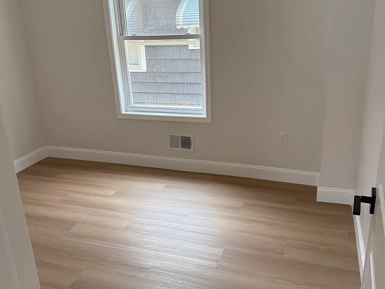 525 E Price St — Photo 8