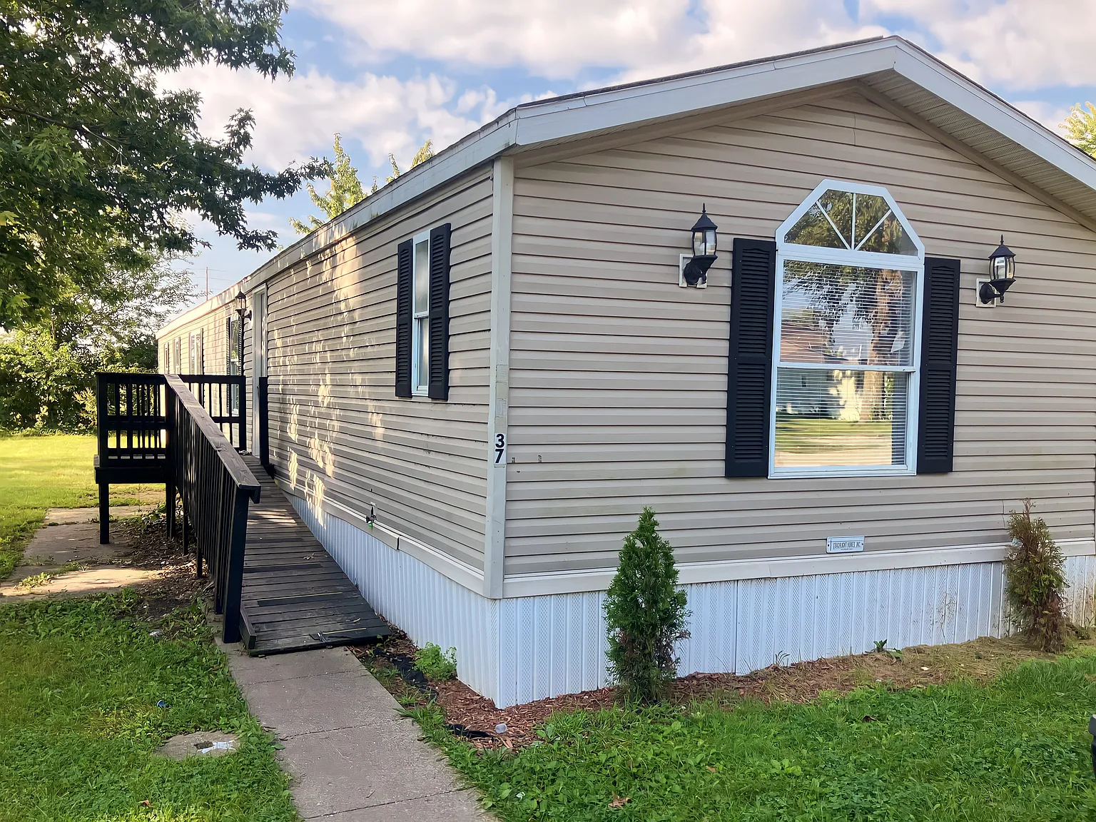 3 bed, 1216 sqft, $674 — Photo 1