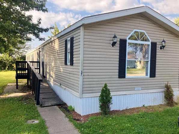37 Village Ct, Mediapolis, IA 52637