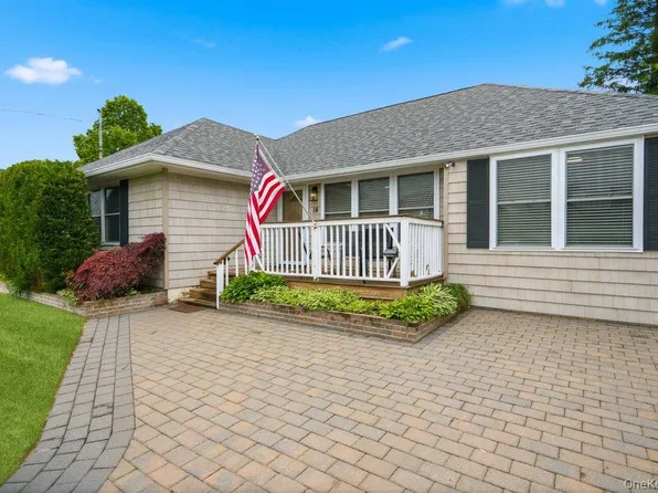 14 Kenneth Lane, North Babylon, NY 11703