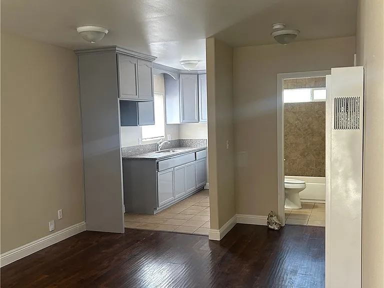 626 W 59th Pl — Photo 9